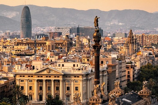 Pamplona, ​​España: Una impresionante ciudad nueva e histórica con emocionantes tradiciones festivas